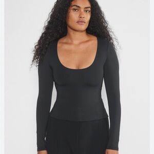 Aritzia Contour scoop neck long sleeve